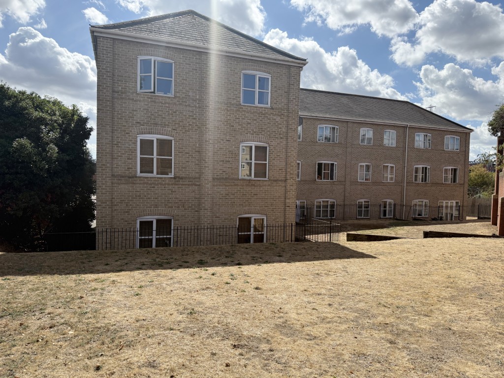 Lot: 36 - TWO-BEDROOM FIRST FLOOR FLAT FOR IMPROVEMENT - Back elevation showing back of building and communal garden